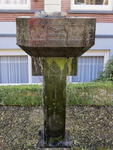 906108 Afbeelding van een hardstenen fonteintje in de tuin van het Maliehotel (Maliestraat 2) te Utrecht.